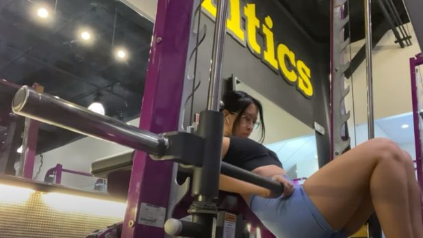 how to do a deadlift on a smith machine